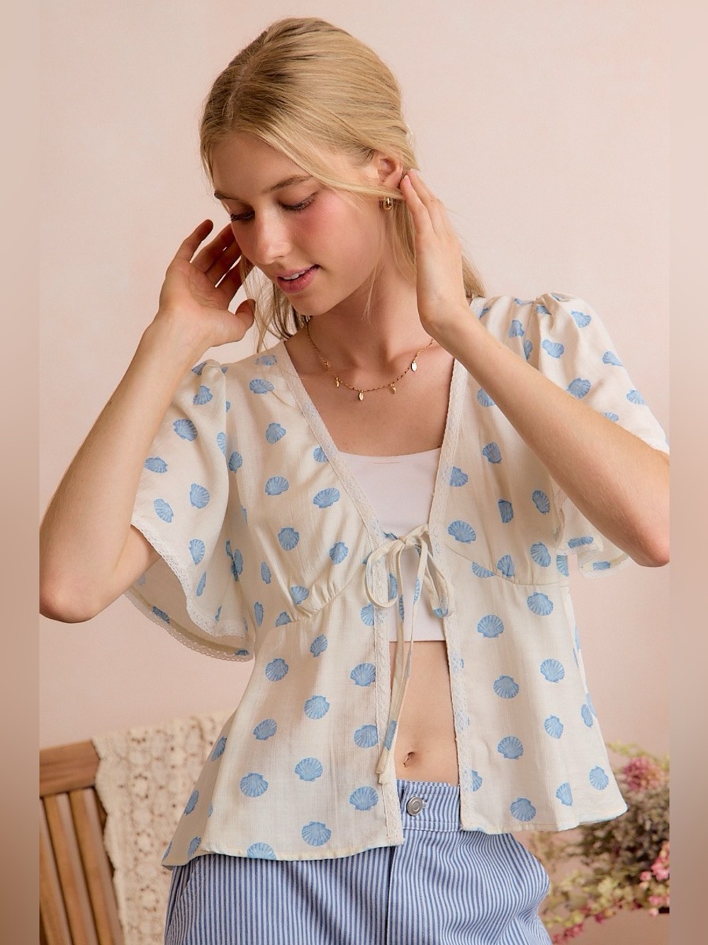 SO ME Shell Print Tie Front Flutter Sleeves Blouse Top - Picture 11 of 16